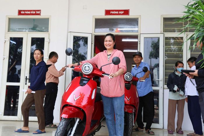 Niềm vui của các hộ dân nhận xe máy điện, sử dụng phương tiện xanh.