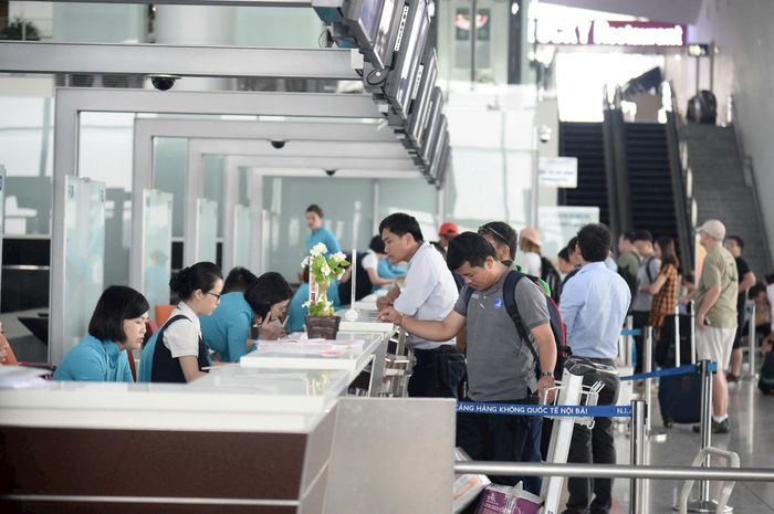 Hoạt động vận tải hành khách tại Cảng Hàng không quốc tế Nội Bài. Ảnh: Quang Thái