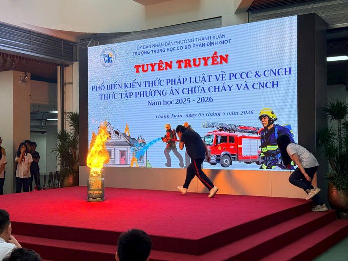 Các em học sinh được hướng dẫn kỹ năng thoát nạn an toàn tại buổi tuyên truyền. Ảnh: N.M
