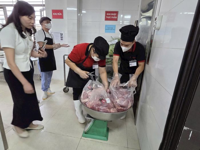 Khâu giao nhận thực phẩm sống tại trường Tiểu học An Dương Vương. Ảnh:MK