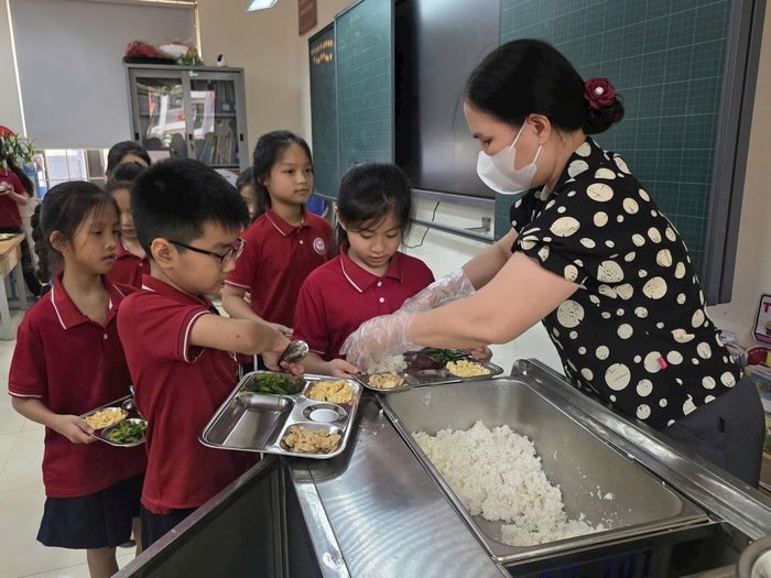 Học sinh trường Tiểu học Việt Hùng chuẩn bị ăn bán trú. Ảnh:MK