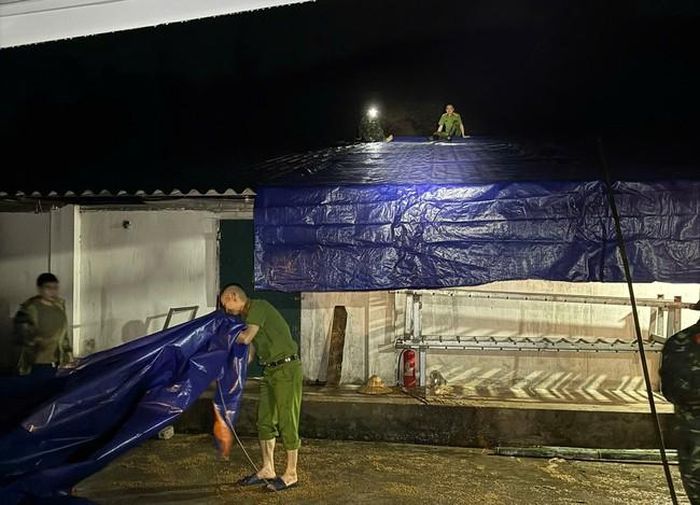 Lực lượng Công an tỉnh Thái Nguyên hỗ trợ người dân bị thiệt hại (ảnh: Bộ NN&amp;MT).