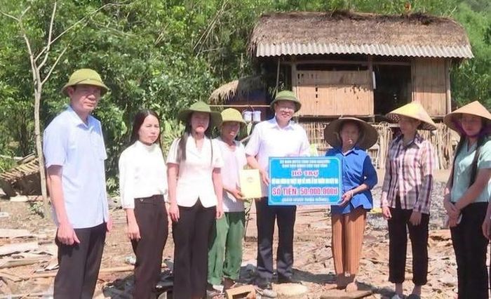 Ông Đinh Quang Tuyên - Chủ tịch Ủy ban MTTQ tỉnh Thái Nguyên thăm hỏi động viên các gia đình bị thiệt hại (ảnh: Bộ NN&amp;MT).