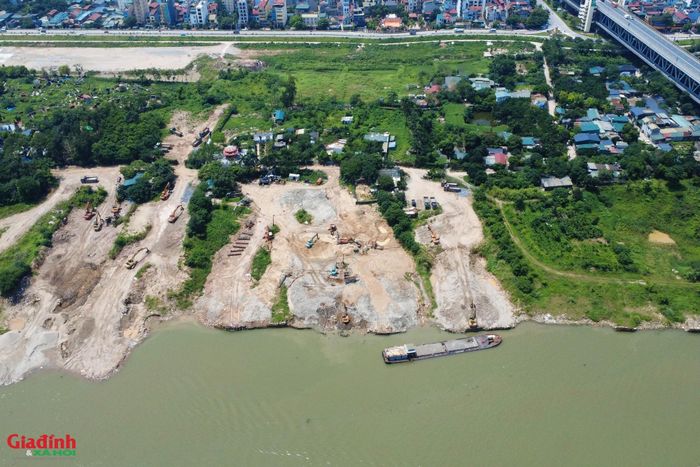Theo ghi nhận thực tế của phóng viên Gia đình và Xã hội ngày 5/5, khu đất quy hoạch hiện trải dài theo bãi sông Hồng, sát cầu Thăng Long. Hiện nay, công tác giải phóng mặt bằng tại khu vực này chưa được thực hiện đồng bộ, quỹ đất sạch để triển khai xây dựng hạ tầng kỹ thuật công viên theo quy hoạch chi tiết vẫn chưa được hình thành rõ nét.