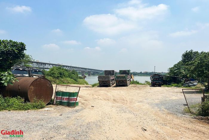 Một phần diện tích đất trong phạm vi dự án hiện đang được tận dụng làm bãi tập kết và điểm trung chuyển vật liệu xây dựng.