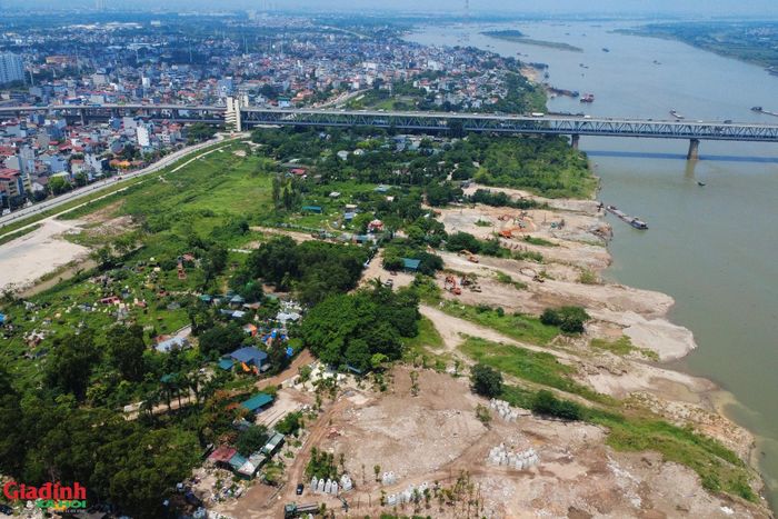 Về vị trí, khu đất quy hoạch nằm tại khu vực bãi sông Hồng, địa bàn phường Phú Thượng. Vị trí kết nối với đường Vành đai 3, nằm ngay dưới chân cầu Thăng Long. Theo quy hoạch, hướng tiếp cận chính vào công viên sau này sẽ thông qua trục đường An Dương Vương.