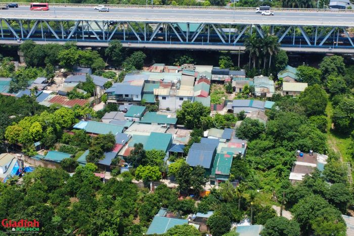 Nằm xen kẽ giữa các khoảng đất trống, tại khu vực quy hoạch dự án phía dưới cầu Thăng Long là hệ thống nhà xưởng tạm, các công trình lợp mái tôn và mạng lưới đường nội bộ.