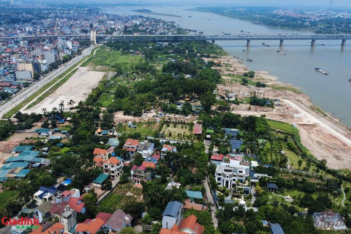 Theo lộ trình đề xuất của đơn vị đầu tư, dự án được phân kỳ thực hiện thành 3 giai đoạn kéo dài đến năm 2038. Trong đó giai đoạn 1 từ 2026 - 2030 sẽ tập trung hoàn thiện các đoạn trục đại lộ chính (tả và hữu Hồng), triển khai công trình chỉnh trị sông, xây dựng khu tái định cư Lĩnh Nam và trọng tâm là thực hiện công tác giải phóng mặt bằng.