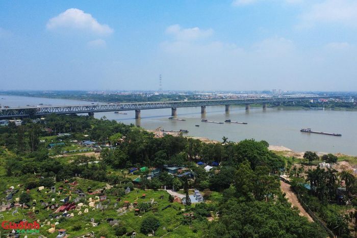 Bên cạnh đó, một phần diện tích bãi sông vẫn đang được người dân duy trì hoạt động canh tác nông nghiệp.