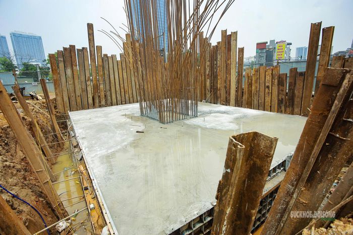 Cận cảnh phần bệ trụ cầu vượt sau khi đổ bê tông, chuẩn bị cho các bước thi công tiếp theo.
