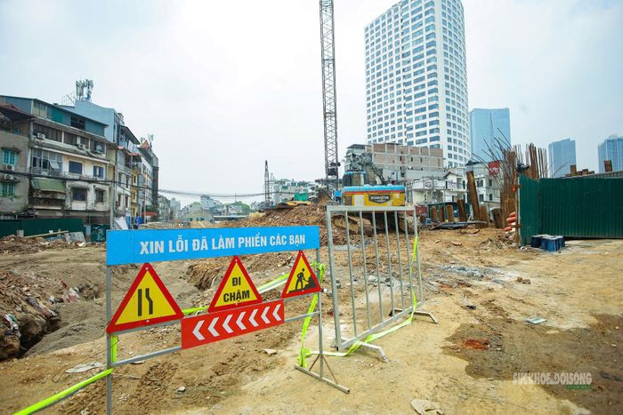 Biển cảnh báo được đặt tại khu vực thi công nhằm bảo đảm an toàn cho người dân và phương tiện.