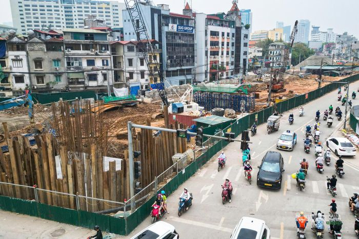 Máy móc hoạt động trên công trường, đẩy nhanh tiến độ dự án trong khu vực lõi đô thị.