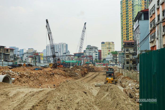 Tuyến đường mới đang được xử lý nền, tạo mặt bằng cho các hạng mục tiếp theo.