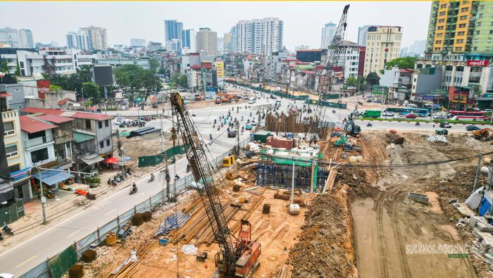 Kết cấu đầu tiên của cầu vượt đã dần lộ diện.