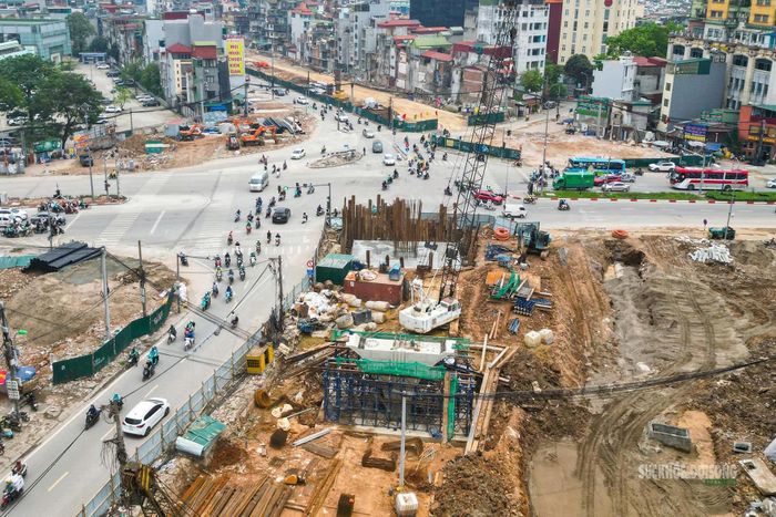 Toàn cảnh công trường dự án Vành đai 1 đoạn Hoàng Cầu - Voi Phục nhìn từ trên cao.