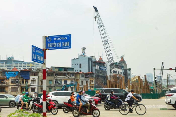 Công trường được rào chắn dọc tuyến, phương tiện vẫn lưu thông qua khu vực thi công.