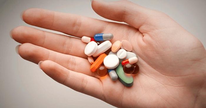 Curcumin có thể tương tác với một số thuốc như thuốc chống đông máu, thuốc hạ đường huyết, thuốc hạ huyết áp...