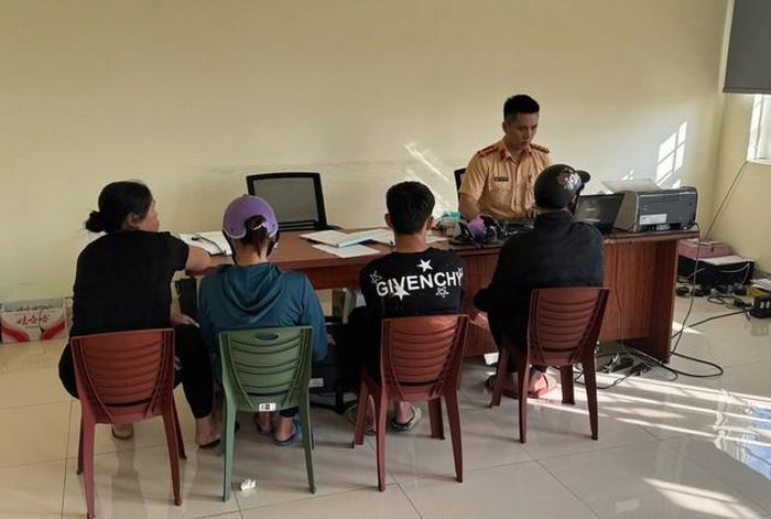 Đội Cảnh sát giao thông đường bộ số 3 làm việc với các trường hợp vi phạm. Ảnh: Công an tỉnh Quảng NInh.