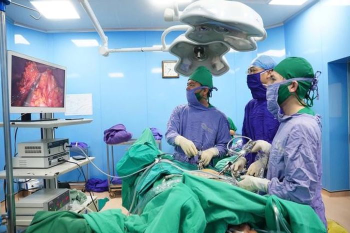 Ekip phẫu thuật do BS Nguyễn Văn Dũng – Trưởng Khoa Ung bướu 1 thực hiện phẫu thuật nội soi.