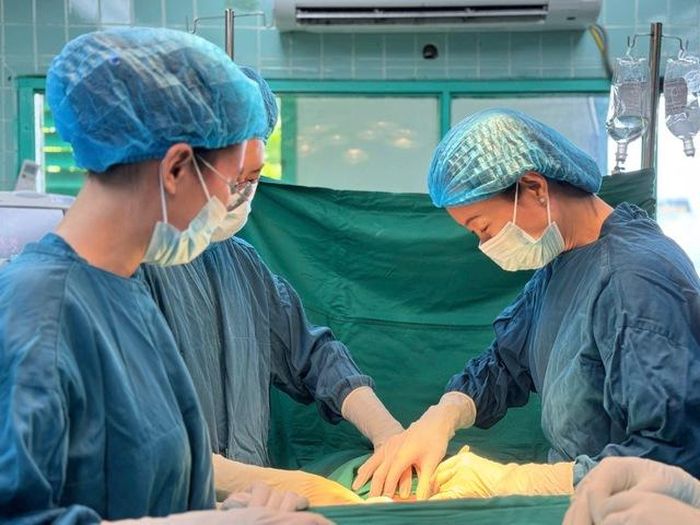 Trong phòng mổ, hộ sinh quan sát các chỉ số sinh tồn của người mẹ và sẵn sàng đón bé ngay khi bác sĩ đưa cháu ra khỏi tử cung.