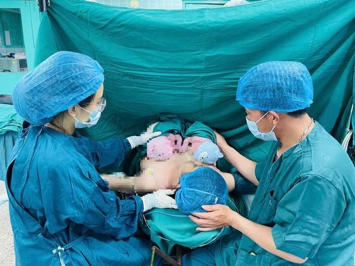 Hộ sinh áp dụng phương pháp da kề da sau sinh nhằm gắn kết tình cảm mẹ con.