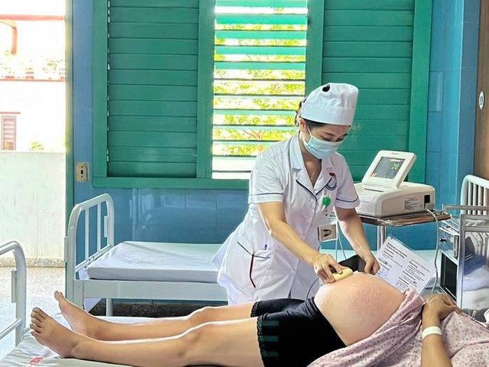 Khi tiếp nhận thai phụ có dấu hiệu chuyển dạ, hộ sinh phải theo sát từng nhịp tim thai, từng cơn co thắt tử cung của người mẹ.