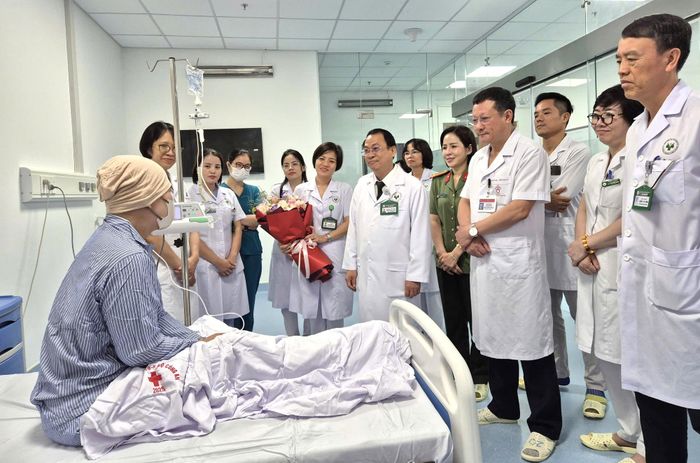 Bệnh nhân xúc động nói lời cảm ơn các y bác sĩ Bệnh viện 19-8.