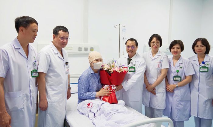 PGS.TS Nguyễn Tiến Quang, Giám đốc Bệnh viện 19-8 và PGS.TS. Vũ Đức Bình, Phó Viện trưởng Viện Huyết học - Truyền máu Trung ương cùng các y bác sĩ chúc mừng bệnh nhân H. khỏe mạnh ra viện.