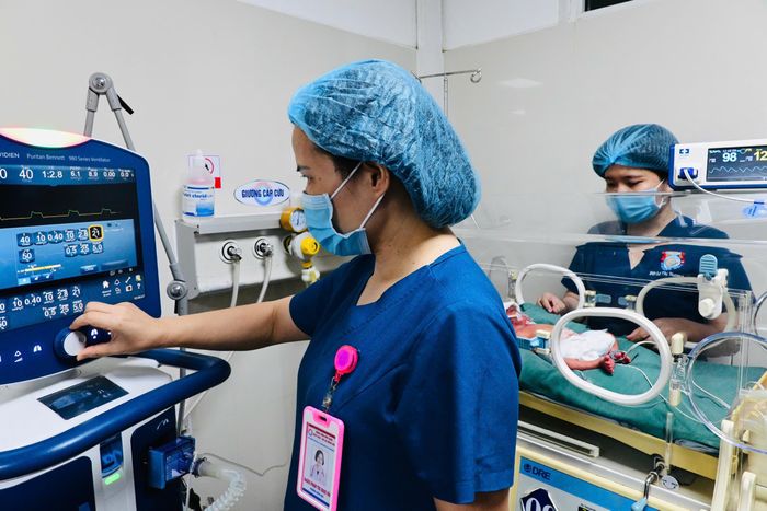 BS Hân và cộng sự trong ca trực.