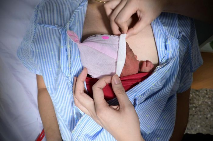 Sau những giờ phút giành giật sự sống, em bé nhỏ đã được trở về trong vòng tay ấm áp của mẹ.