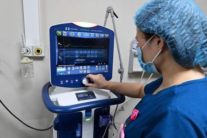 Mỗi thao tác điều chỉnh trên máy thở là một quyết định chính xác đến từng giây để giữ nhịp sống cho bệnh nhi.