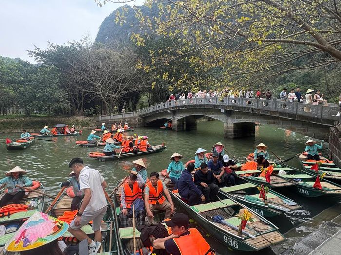 Du khách đến với Danh thắng Tràng An (Ninh Bình) ngày một đông. Ảnh: Thư Hoàng.