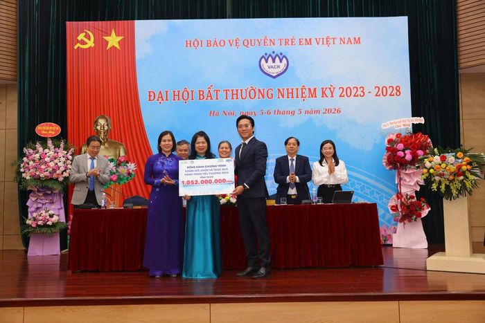 Đại diện Công ty Cổ phần Dược phẩm Pharmacity trao bảng tượng trưng trị giá hơn 1 tỷ đồng cho Hội Bảo vệ quyền trẻ em Việt Nam và Hội Liên hiệp Phụ nữ Việt Nam đồng hành triển khai chương trình "Khám sức khỏe và Trao quà Hành trình yêu thương năm 2026" dành cho trẻ em và phụ nữ có hoàn cảnh khó khăn tại 02 tỉnh/TP là Hải Phòng và Vĩnh Long. Ảnh: Thu Hà