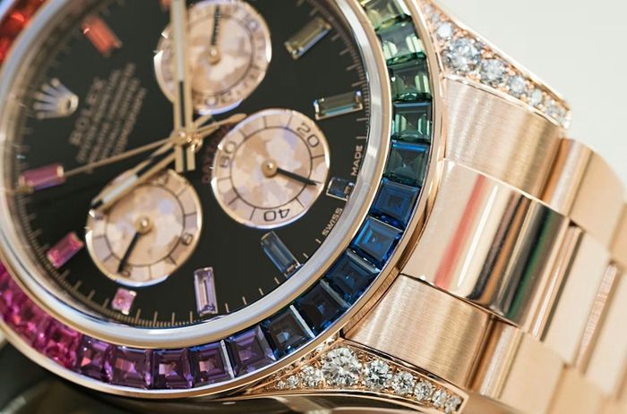 Điểm gây ấn tượng của thiết kế nằm ở vành bezel đính 36 viên sapphire cắt baguette, sắp xếp theo dải màu cầu vồng liền mạch. Vỏ và dây đeo được chế tác từ vàng Everose 18K, vàng hoặc vàng trắng, đi kèm thiết kế Oyster sang trọng quen thuộc. Bên trong chiếc Rolex Daytona Rainbow là bộ máy Caliber 4130 có khả năng trữ cót khoảng 72 giờ, sử dụng cơ chế bánh răng cột, yếu tố góp phần tạo nên hiệu suất ổn định. So với các mẫu Daytona tiêu chuẩn, phiên bản Rainbow hiếm hơn nhiều do quy trình đính đá phức tạp và yêu cầu cao trong việc lựa chọn sapphire đồng màu. Ảnh: Hodinkee.