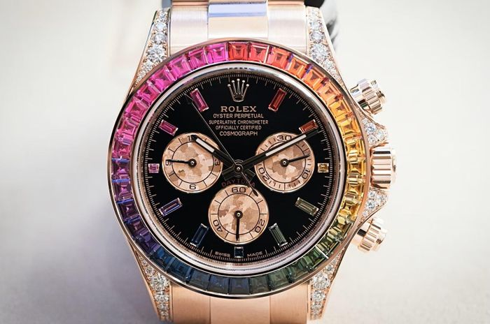 Cụ thể, Messi đã diện đồng hồ Rolex Daytona Rainbow, một trong những phiên bản nổi bật và độc đáo nhất của dòng Daytona. Theo nhà đấu giá Sotheby’s, cỗ máy thời gian này có giá hơn 300.000 USD, tùy tình trạng và nguồn gốc chủ sở hữu, còn nhiều mẫu bán lại trên Chrono24 hiện có giá hơn 400.000-880.000 USD. Ảnh: Hodinkee.