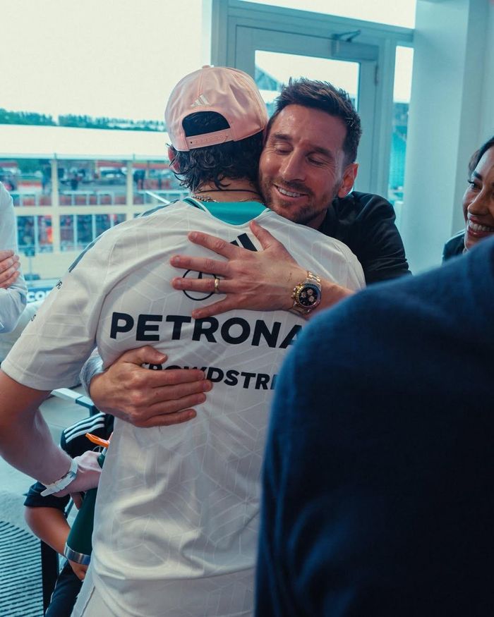 Ngày 3/5, chặng đua Miami Grand Prix khép lại với chiến thắng thuộc về tay đua người Italy Kimi Antonelli (sinh năm 2006). Tính cả kết quả này, tay đua 19 tuổi đã có chuỗi 3 chiến thắng liên tiếp tại F1 2026, sau các chặng Chinese Grand Prix (15/3) và Japanese Grand Prix (29/3). Đáng chú ý, trong khoảnh khắc anh nâng chiếc cúp thứ ba, Lionel Messi bất ngờ xuất hiện cùng gia đình để chúc mừng, trên tay đeo một mẫu Rolex hiếm hàng đầu thế giới. Ảnh: @kimi.antonelli/IG.