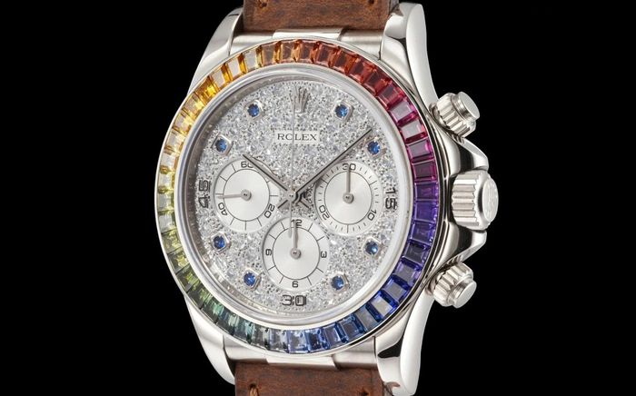 Phiên bản Daytona Rainbow đầu tiên ra mắt năm 2012 đã được nhà đấu giá Phillips đưa ra với mức giá sàn 3,5 triệu USD vào tháng 11/2024. Cho đến hiện tại, nguồn gốc và hành trình của chiếc đồng hồ được đưa ra đấu giá vẫn chưa được làm rõ. Dẫu vậy, Eric Ku, nhà sáng lập nền tảng đấu giá trực tuyến Loupe This, tiết lộ với GQ rằng ông đã quen thuộc và từng giao dịch mẫu đồng hồ này từ nhiều năm trước. Sau đó, nó được một nhà sưu tầm mua lại và nhiều khả năng đã được cất giữ lâu dài trong bộ sưu tập cá nhân. Ảnh: Bloomberg.