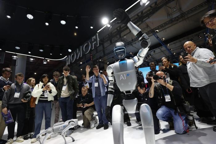  Linh kiện của robot đòi hỏi sự chính xác rất cao. Ảnh: Bloomberg. 