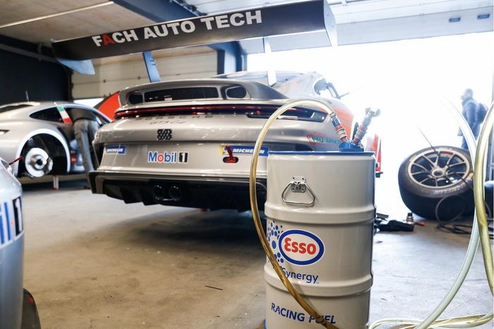  Porsche không chấp nhận để động cơ đốt trong biến mất khi đã công nghiệp hóa sản xuất nhiên liệu điện tử e-fuel, vốn được tổng hợp từ hydrogen tái tạo và CO₂. 