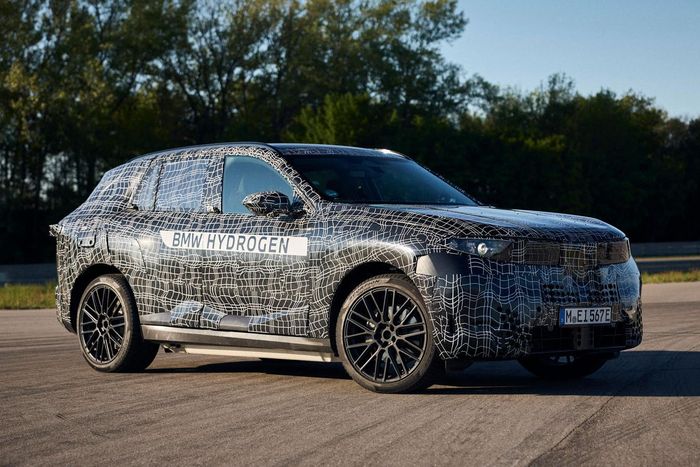  BMW hiện phát triển một mẫu xe pin nhiên liệu hydrogen đại trà, dự kiến ra mắt vào năm 2028, tận dụng công nghệ từ Toyota để giảm phụ thuộc vào pin lithium-ion. 