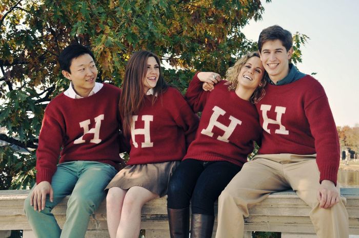  Về cấu trúc đào tạo, Harvard gồm 14 cơ sở thành viên. Trong đó, Harvard College đào tạo bậc đại học, 12 trường sau đại học và chuyên nghiệp, cùng với Viện Radcliffe về nghiên cứu cao cấp. Các trường thành viên trải rộng trên nhiều lĩnh vực như kinh doanh, luật, y học, giáo dục, thiết kế, chính sách công…, tạo nên một hệ sinh thái đào tạo đa ngành và liên ngành hiếm có. Ảnh: Harvard University. 