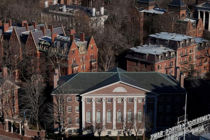  Ngày nay, Đại học Harvard là một trong những trường đại học danh tiếng nhất thế giới, nằm trong khối 8 trường Ivy League danh giá và top các bảng xếp hạng toàn cầu. Khuôn viên của Harvard trải rộng trên ba khu chính tại Cambridge, Allston và Boston. Khuôn viên chính nằm bên sông Charles, với các tòa nhà gạch đỏ đặc trưng và không gian học thuật mang tính biểu tượng. Trường sở hữu hệ thống thư viện lâu đời nhất nước Mỹ, nhiều phòng thí nghiệm, không gian học thuật hiện đại, cùng 15 bảo tàng thu hút hàng trăm nghìn lượt khách mỗi năm. Ảnh: Reuters. 