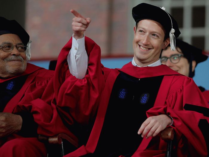  Harvard cũng được xem là “lò đào tạo" tỷ phú hàng đầu với 144 tỷ phú từng theo học. Theo thống kê được công bố năm 2025, mỗi tỷ phú tốt nghiệp Harvard sở hữu trung bình 9,65 tỷ USD, người giàu nhất trong số này là Mark Zuckerberg với khối tài sản 236 tỷ USD. Ngoài CEO Meta, các cựu sinh viên từng theo học Harvard bao gồm Bill Gates, nhà đầu tư Bitcoin Cameron và Tyler Winklevoss, cựu CEO Goldman Sachs Lloyd Blankfein... Ảnh: Reuters.