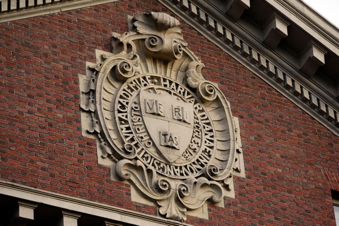  Bên cạnh những học giả giành giải Nobel, các cựu sinh viên Harvard còn là những nhân vật có ảnh hưởng sâu rộng trong lịch sử và chính trị thế giới, tiêu biểu như John Adams, Samuel Adams và John Hancock - những người đóng vai trò quan trọng trong Cách mạng Mỹ và là các nhân vật ký vào Tuyên ngôn Độc lập Mỹ năm 1776. Ảnh: Reuters. 