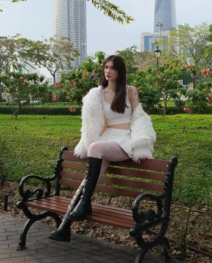 Thanh Giang là em gái út của thủ môn Đặng Văn Lâm. Cô sinh ra tại Nga, vài năm gần đây mới cùng gia đình trở về Việt Nam sinh sống. Dù không hoạt động sôi nổi trên mạng xã hội, Thanh Giang vẫn sớm thu hút sự chú ý nhờ người anh nổi tiếng và vẻ ngoài ưa nhìn. Cô hiện có hơn 22.000 người theo dõi trang cá nhân.