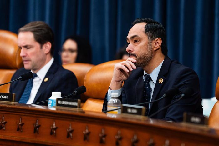 Dân biểu Joaquin Castro (thuộc Đảng Dân chủ - Texas) tại một buổi điều trần của Ủy ban Tình báo Hạ viện trên Đồi Capitol vào năm ngoái. Ảnh: The Washington Post.
