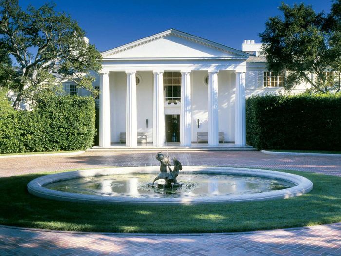 Tiếp đó, danh mục của tỷ phú mở rộng sang Beverly Hills với nhiều biệt thự giá trị cao. Đáng chú ý nhất là thương vụ 165 triệu USD vào năm 2020 để mua lại dinh thự lịch sử của David Geffen. Khu đất rộng khoảng 4 ha, bao gồm nhà chính phong cách Georgian, sân tennis, hồ bơi và sân golf 9 lỗ. Gần đây, khuôn viên còn được bổ sung các tiện ích như sân pickleball, khu giải trí ngoài trời và một cấu trúc kim loại hình dạng giống tàu vũ trụ. Ảnh: Jeff Hyland.