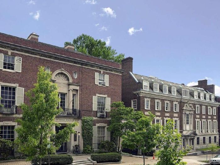 Tại Washington, D.C., Bezos chi 23 triệu USD để mua hai tòa nhà liền kề từng là Bảo tàng Dệt may, với kế hoạch cải tạo thành một dinh thự duy nhất rộng hơn 2.500 m2. Ông cũng mua thêm một căn nhà đối diện. Năm 2020, Bezos tiếp tục lập kỷ lục tại Hawaii khi mua một khu compound ven biển ở Maui trị giá khoảng 78 triệu USD. Bất động sản này có bãi biển cát trắng riêng hiếm hoi, cùng quyền sở hữu một phần vùng nước ven bờ. Ảnh: Redfin.