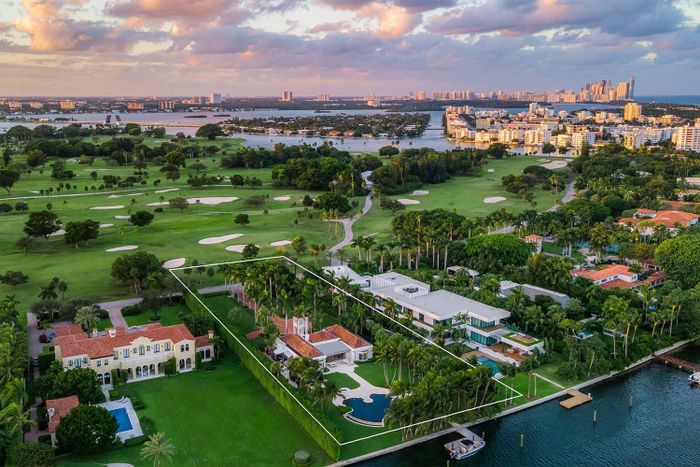 Bước ngoặt lớn diễn ra vào cuối năm 2023 khi Bezos chuyển đến Miami, cụ thể là đảo nhân tạo Indian Creek Island, nơi được mệnh danh là “Billionaire Bunker” (hầm trú ẩn của tỷ phú). Tại đây, ông lần lượt chi tổng cộng 237 triệu USD để sở hữu 3 bất động sản, với kế hoạch hợp nhất thành một khu dân cư khép kín quy mô lớn. Khu vực này cũng là nơi sinh sống của nhiều nhân vật nổi tiếng như Mark Zuckerberg hay Tom Brady. Ảnh: Douglas Elliman.