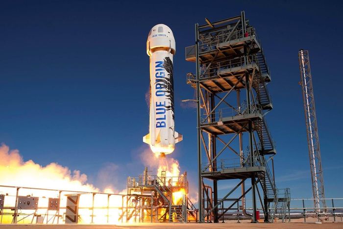 Năm 2004, Bezos mua trang trại Figure 2 Ranch tại Texas (sau này gọi là Corn Ranch), hiện là căn cứ của Blue Origin. Khu đất này gồm ngôi nhà chính hai tầng với hệ cửa kính sát trần, hồ bơi thiết kế cùng các công trình xây dựng bằng thép Corten. Bên cạnh đó, khuôn viên còn có “Kármán Line Bar”, quầy bar lấy cảm hứng từ không gian và chiếc đồng hồ 10.000 năm được đặt sâu dưới lòng đất. Theo Vogue, đây cũng là nơi Jeff Bezos và vợ ông, Lauren Sánchez, thường tụ họp gia đình trong các dịp lễ lớn. Ảnh: Blue Origin.